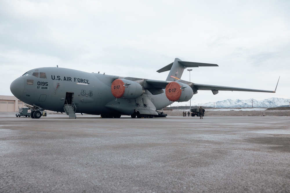 1st Bn., 11th Marines practices loading, offloading HIMARS onto C-17 Globemaster III