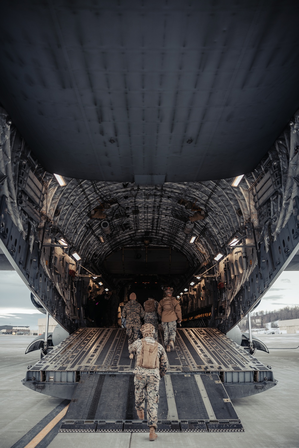 1st Bn., 11th Marines practices loading, offloading HIMARS onto C-17 Globemaster III