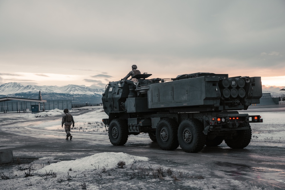 1st Bn., 11th Marines practices loading, offloading HIMARS onto C-17 Globemaster III