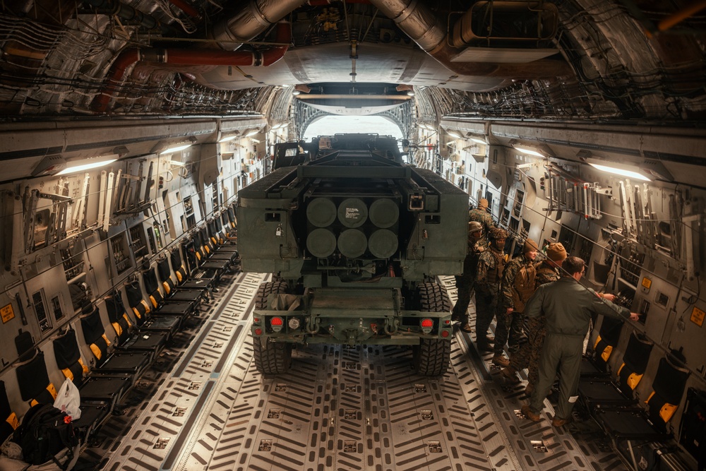 1st Bn., 11th Marines practices loading, offloading HIMARS onto C-17 Globemaster III