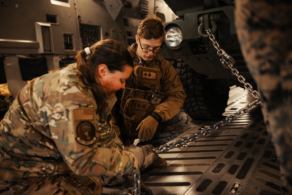 1st Bn., 11th Marines practices loading, offloading HIMARS onto C-17 Globemaster III