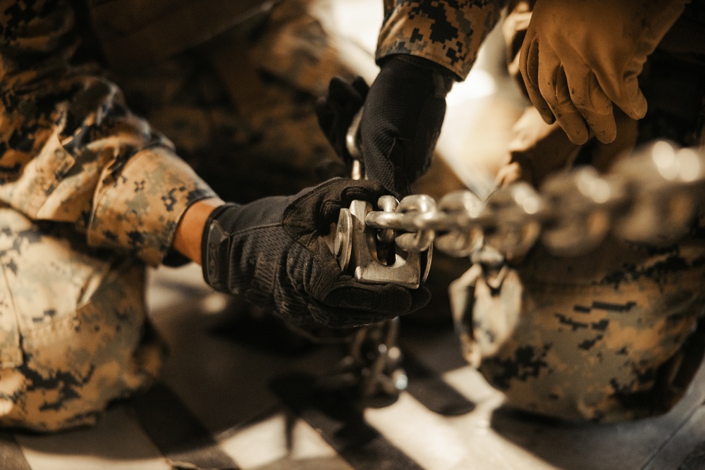 1st Bn., 11th Marines practices loading, offloading HIMARS onto C-17 Globemaster III