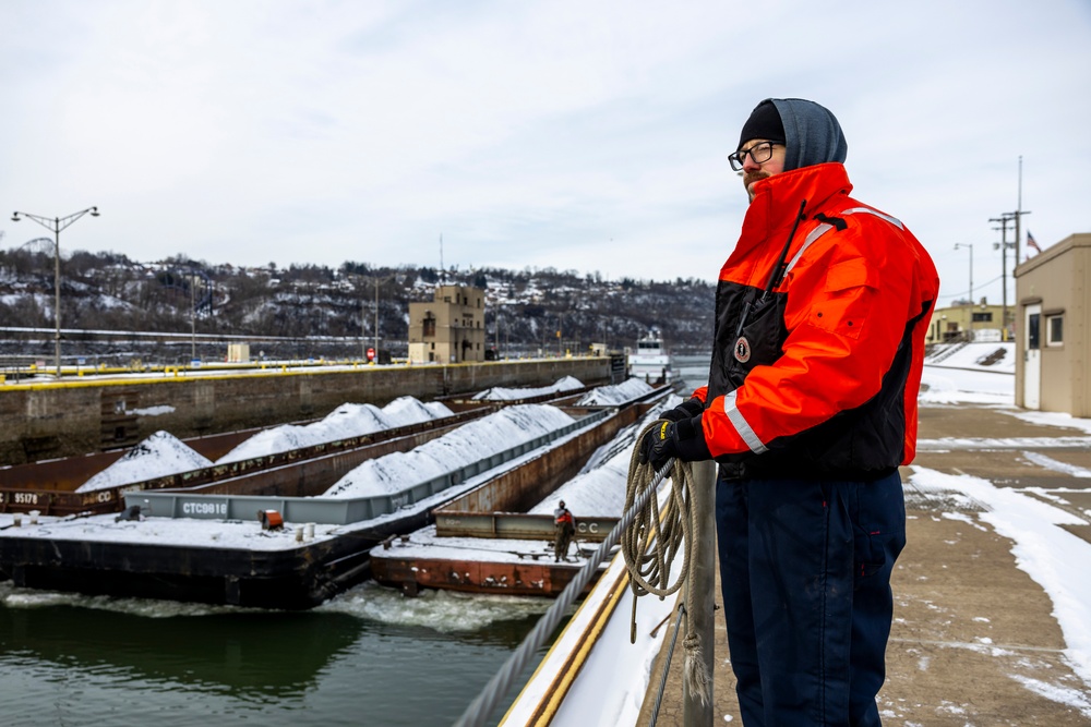 Inland navigation pushes through icy rivers in Pittsburgh region