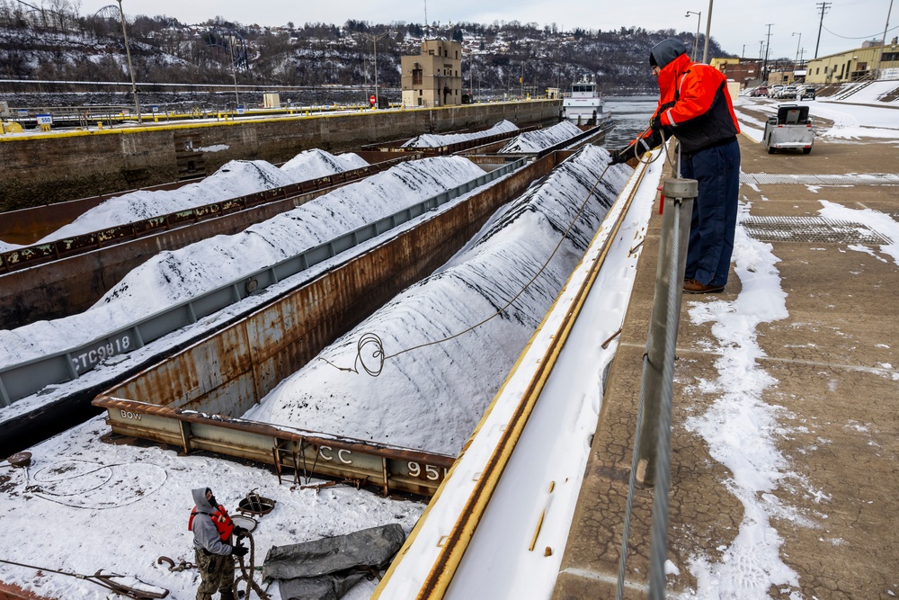 Inland navigation pushes through icy rivers in Pittsburgh region