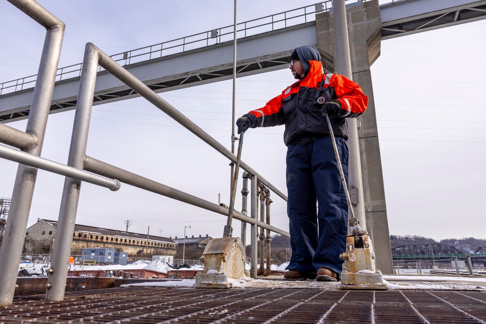 Inland navigation pushes through icy rivers in Pittsburgh region