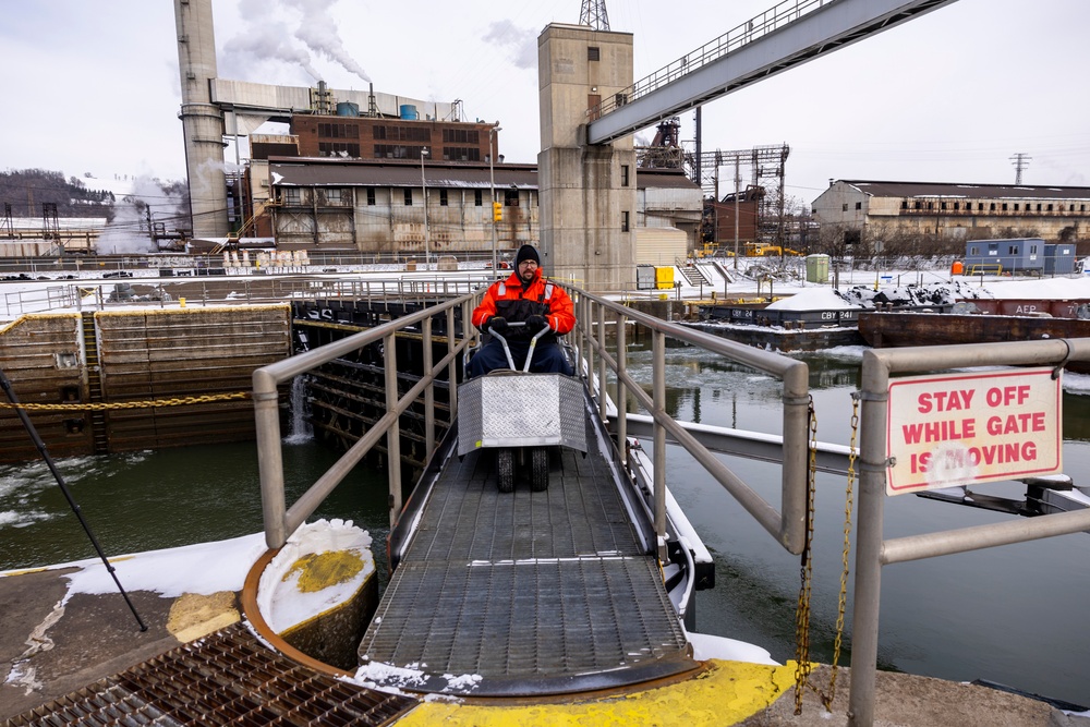 Inland navigation pushes through icy rivers in Pittsburgh region