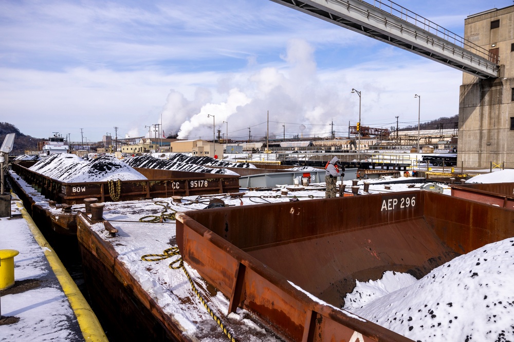 Inland navigation pushes through icy rivers in Pittsburgh region