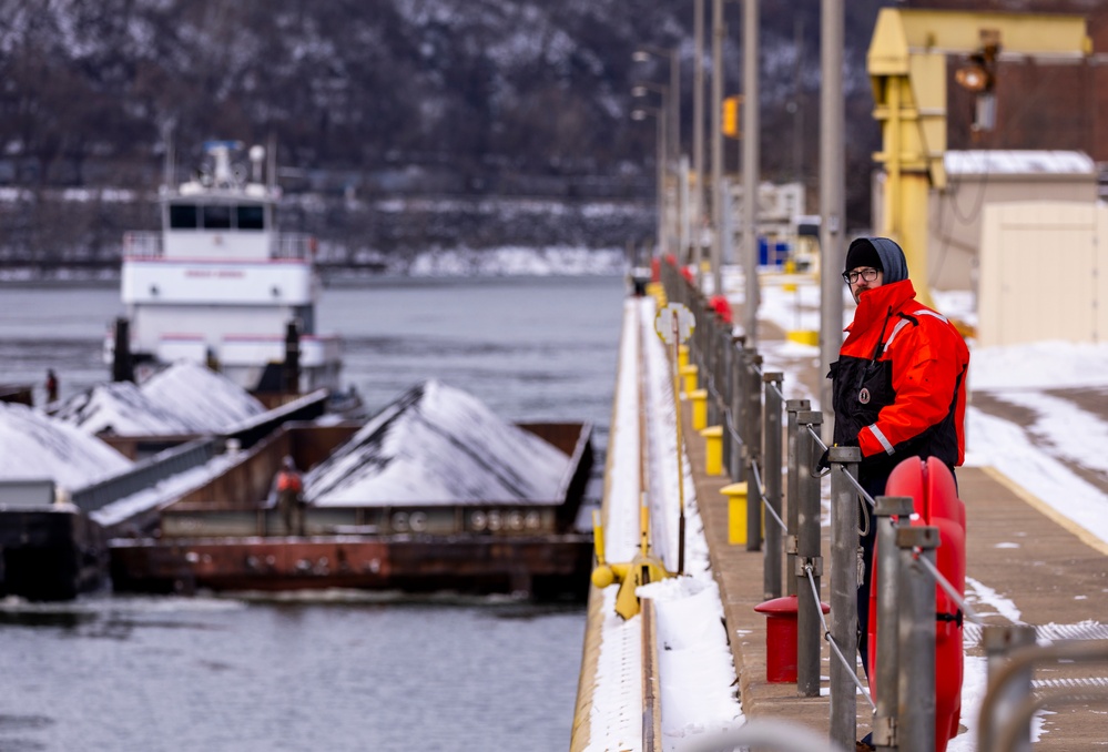 Inland navigation pushes through icy rivers in Pittsburgh region