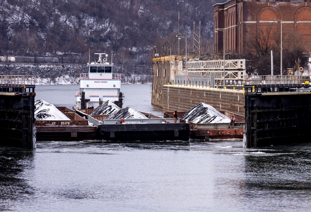 Inland navigation pushes through icy rivers in Pittsburgh region