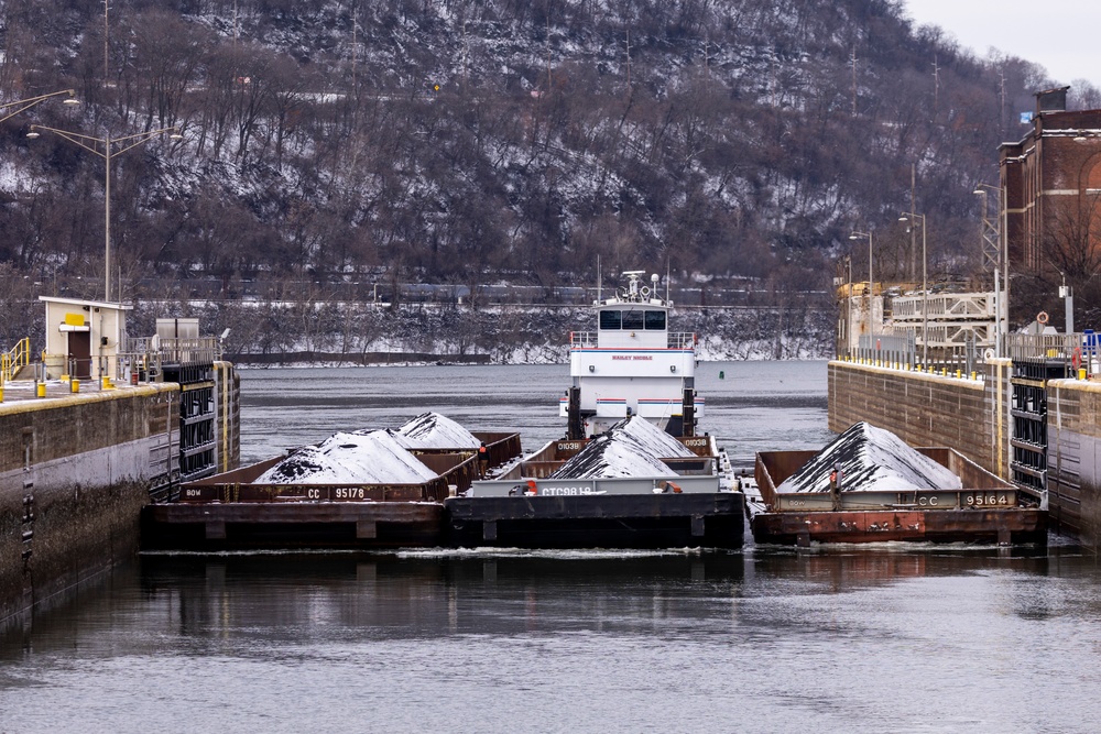 Inland navigation pushes through icy rivers in Pittsburgh region