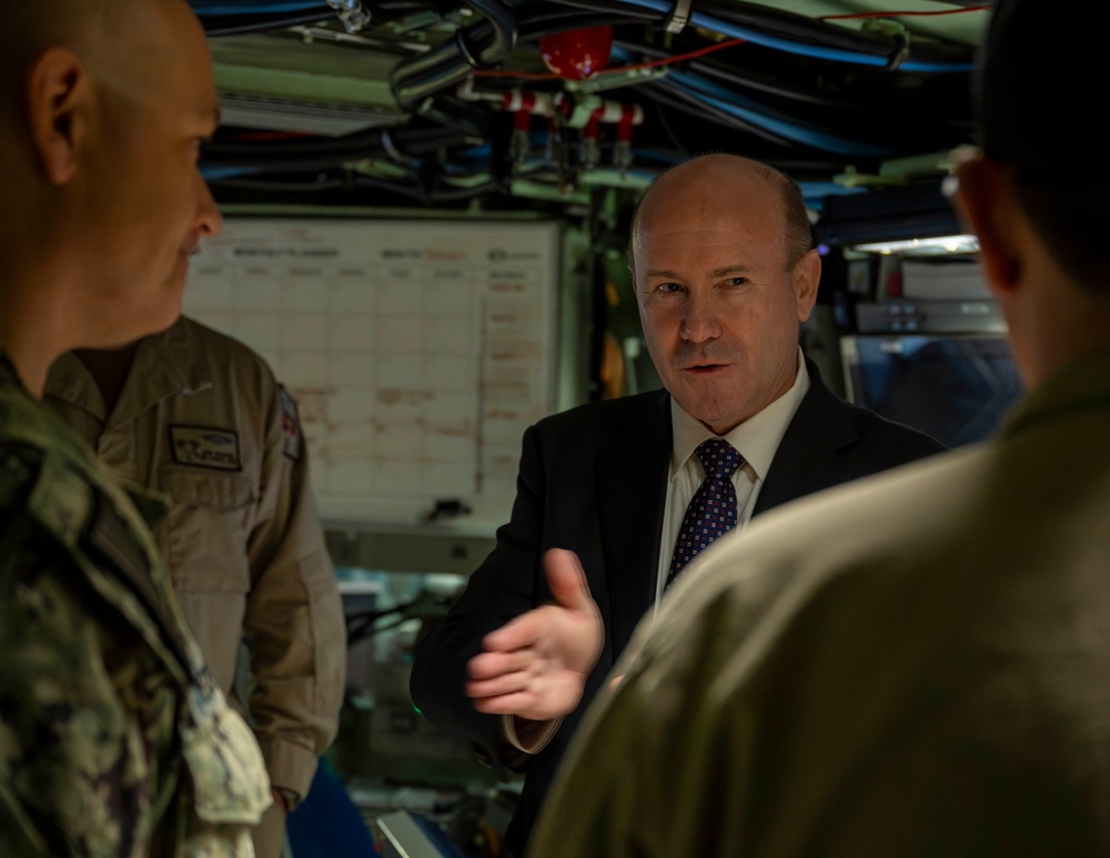 Australian Secretary of Defence tours USS Montana (SSN 794)