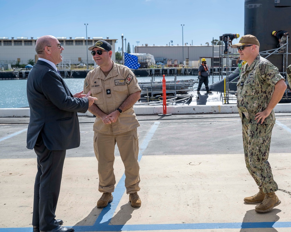 Australian Secretary of Defence tours USS Montana (SSN 794)