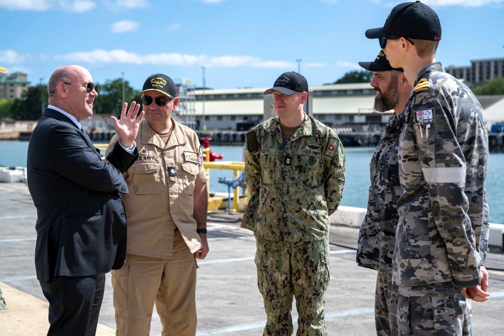 Australian Secretary of Defence tours USS Montana (SSN 794)