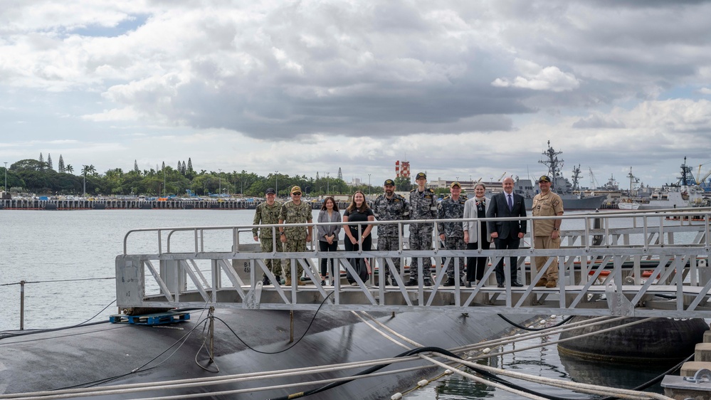 Australian Secretary of Defence tours USS Montana (SSN 794)