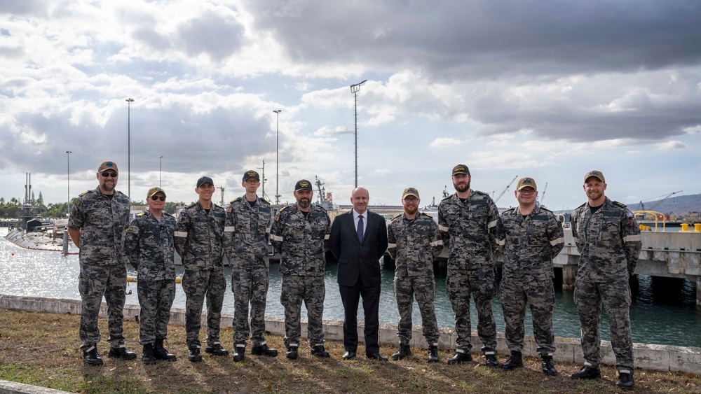 Australian Secretary of Defence tours USS Montana (SSN 794)