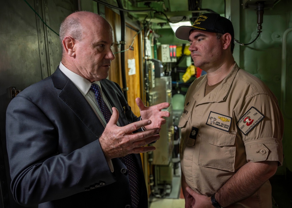 Australian Secretary of Defence tours USS Montana (SSN 794)