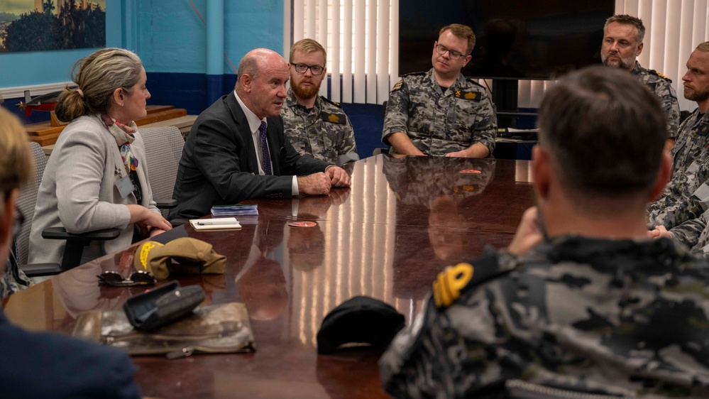 Australian Secretary of Defence tours USS Montana (SSN 794)