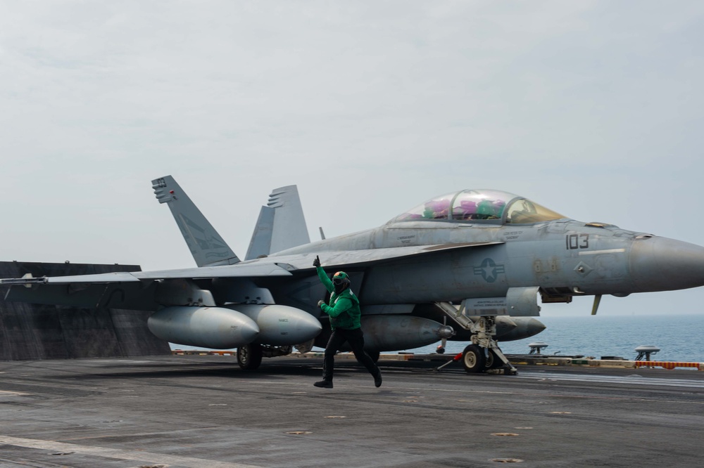 USS Carl Vinson (CVN 70) Conducts Routine Flight Operations in the South China Sea