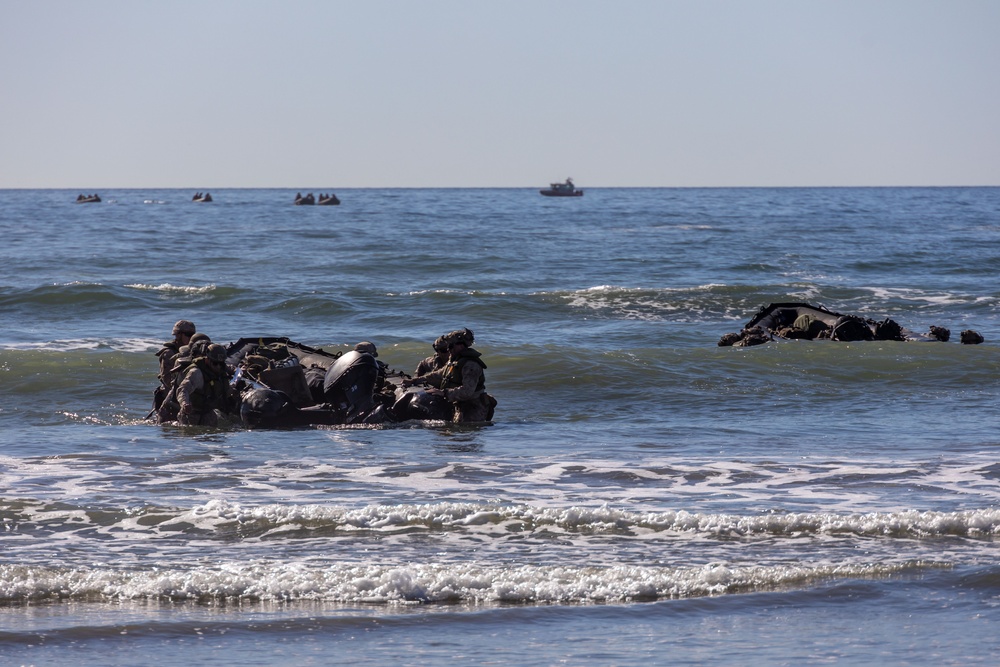 V17, 1st Intel Marines participate in boat raid course with EOTG