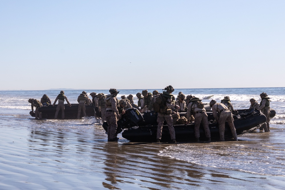 V17, 1st Intel Marines participate in boat raid course with EOTG