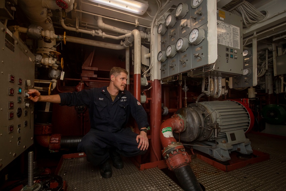 USS Sterett conducts routine operations as part of the Carl Vinson Carrier Strike Group