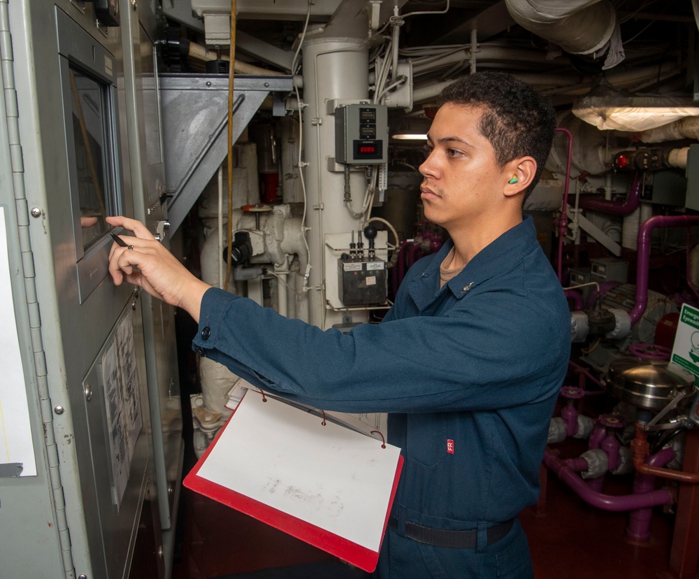 USS Sterett conducts routine operations as part of the Carl Vinson Carrier Strike Group