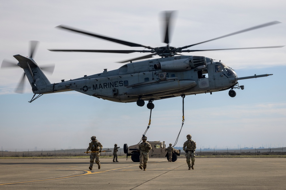 HMH-462 Conducts Joint External Lift Training