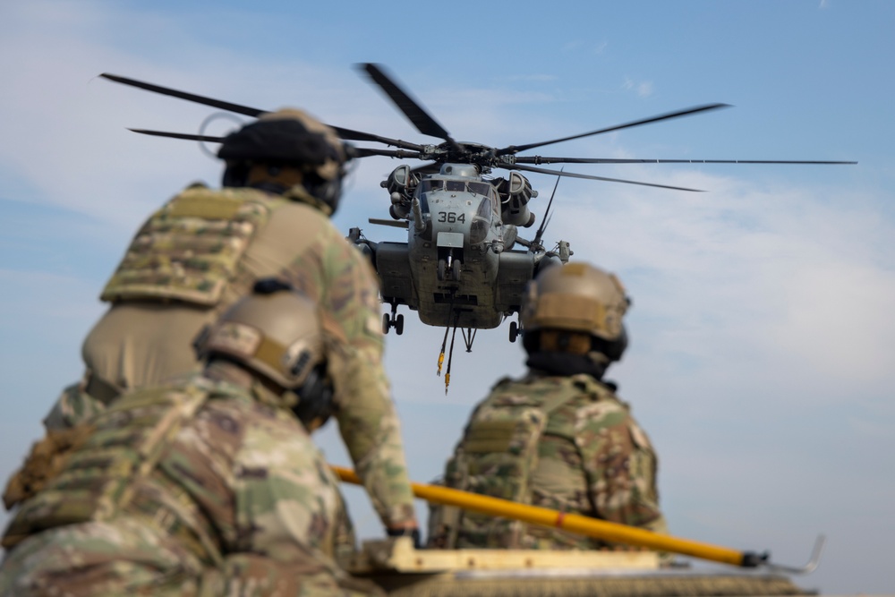 HMH-462 Conducts Joint External Lift Training