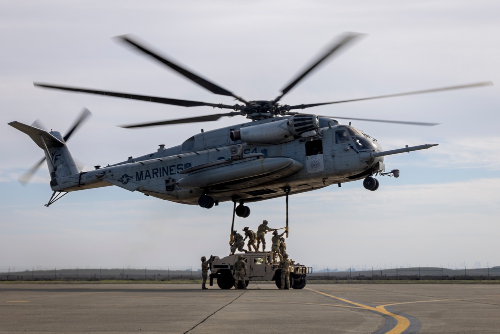 HMH-462 Conducts Joint External Lift Training