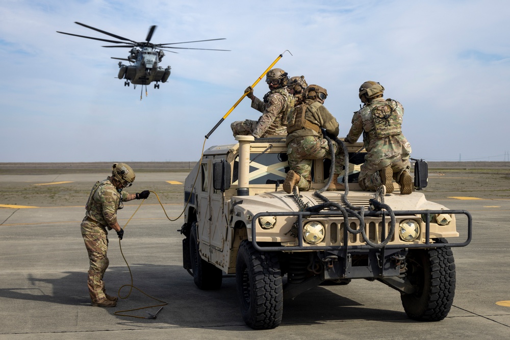 HMH-462 Conducts Joint External Lift Training