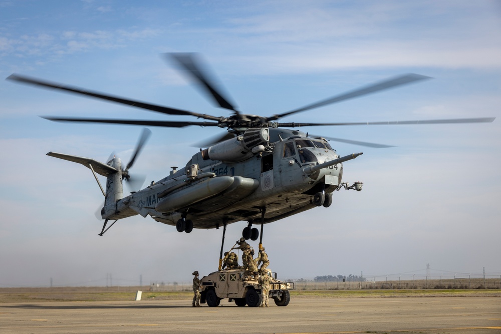HMH-462 Conducts Joint External Lift Training