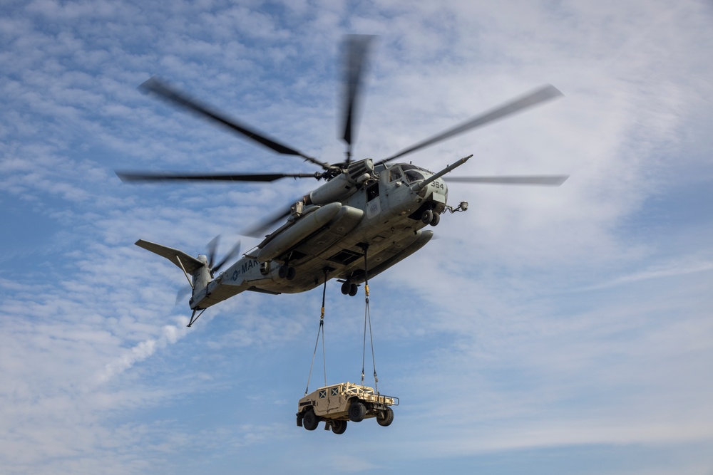 HMH-462 Conducts Joint External Lift Training