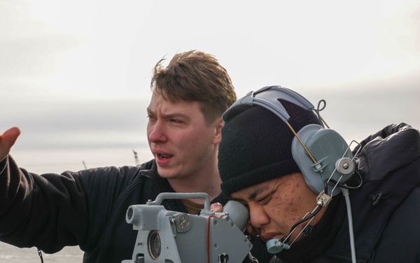 Quartermaster trains new sailor