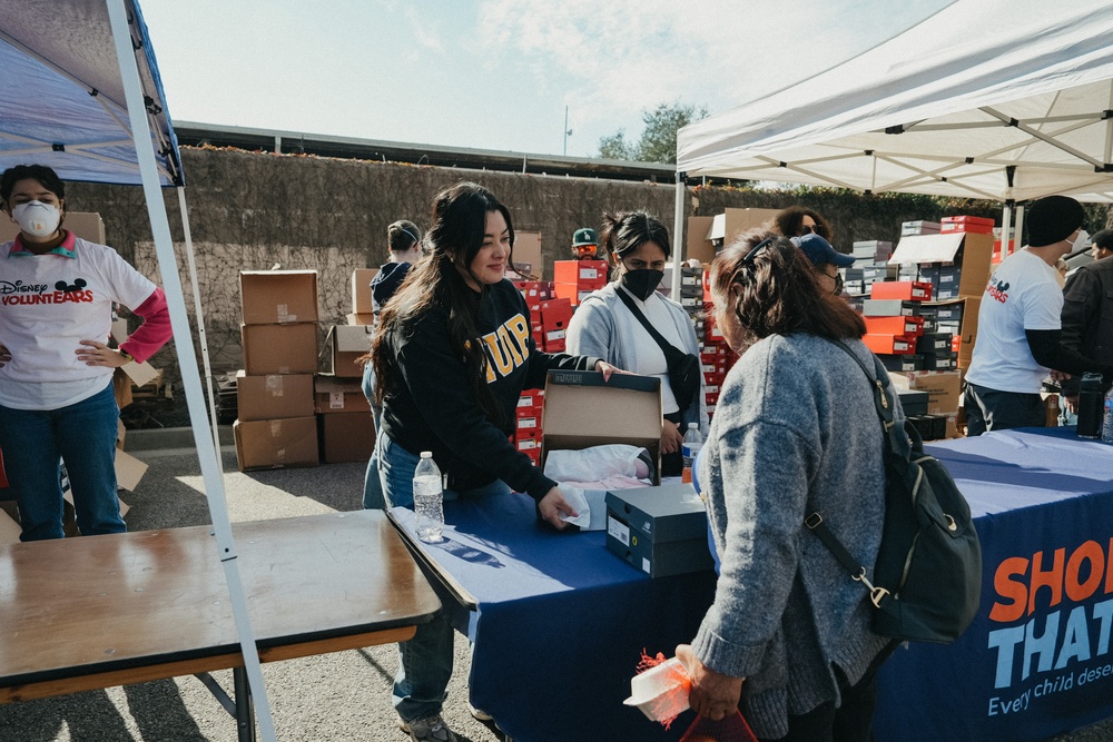 FEMA Attends Robinson Park Dodgers Community Giveaway