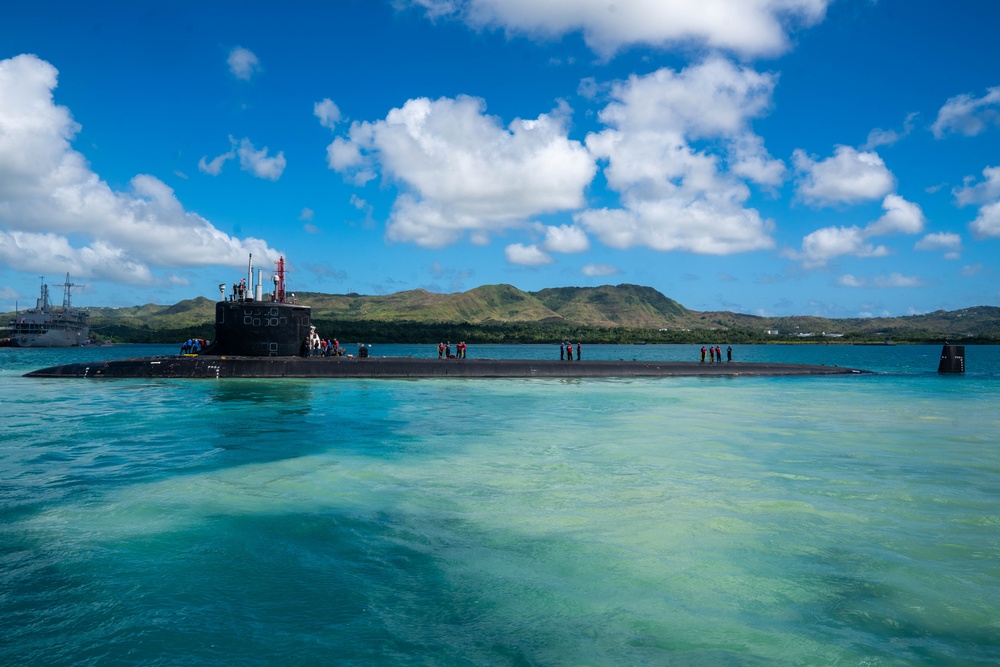 USS Vermont (SSN 792) pulls into Naval Base Guam