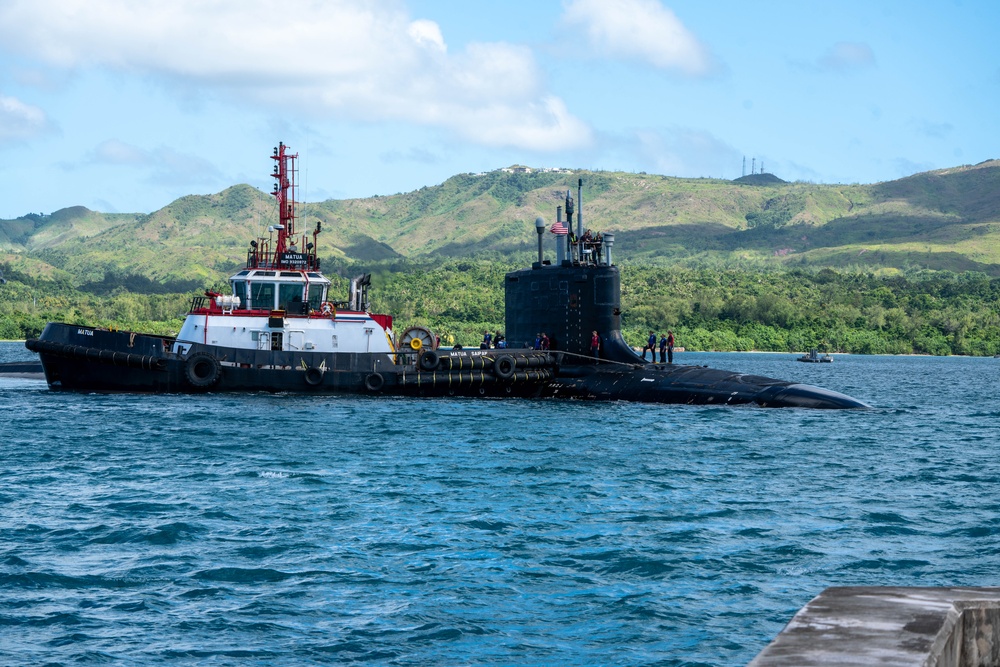 USS Vermont (SSN 792) pulls into Naval Base Guam