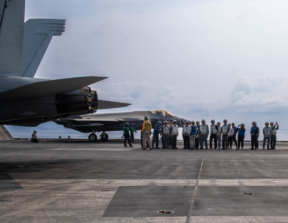 USS Carl Vinson (CVN 70) Hosts Distinguished Visitors from Thailand