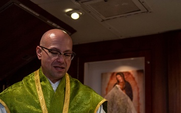 USS Ronald Reagan (CVN 76) chaplain holds daily mass