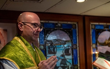 USS Ronald Reagan (CVN 76) chaplain holds daily mass