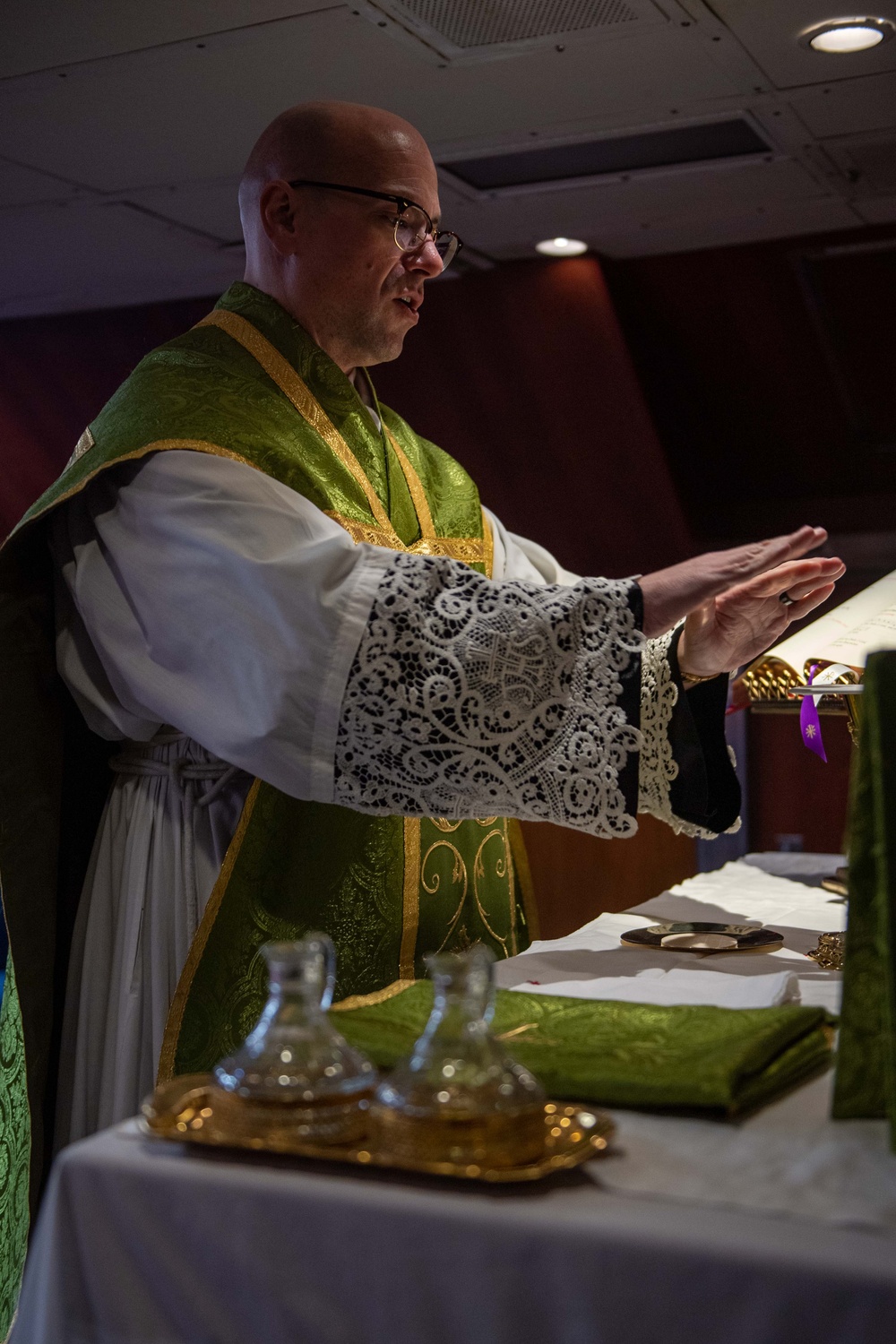 USS Ronald Reagan (CVN 76) chaplain holds daily mass