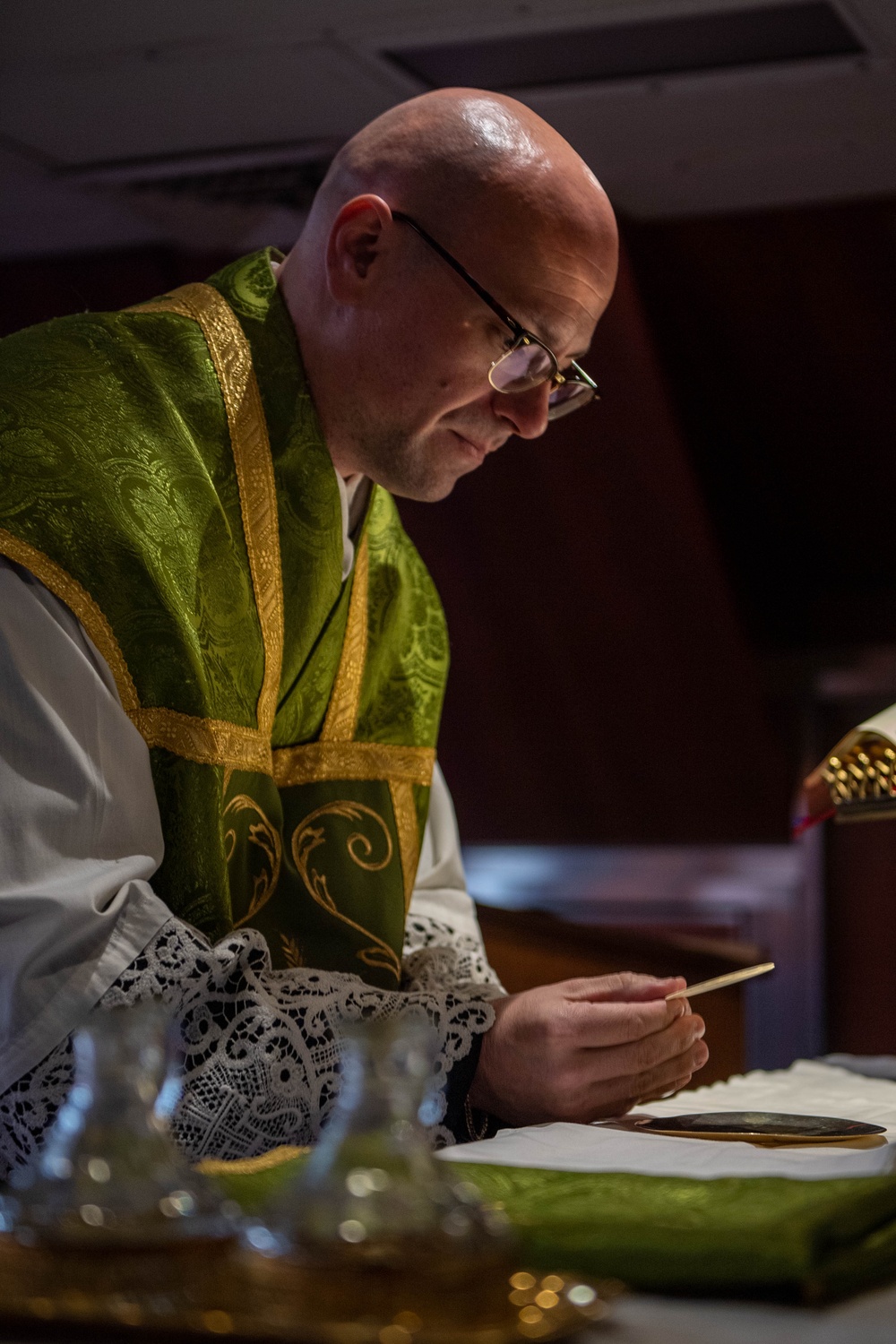 USS Ronald Reagan (CVN 76) chaplain holds daily mass