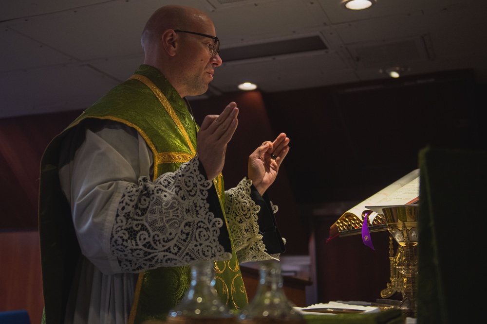 USS Ronald Reagan (CVN 76) chaplain holds daily mass