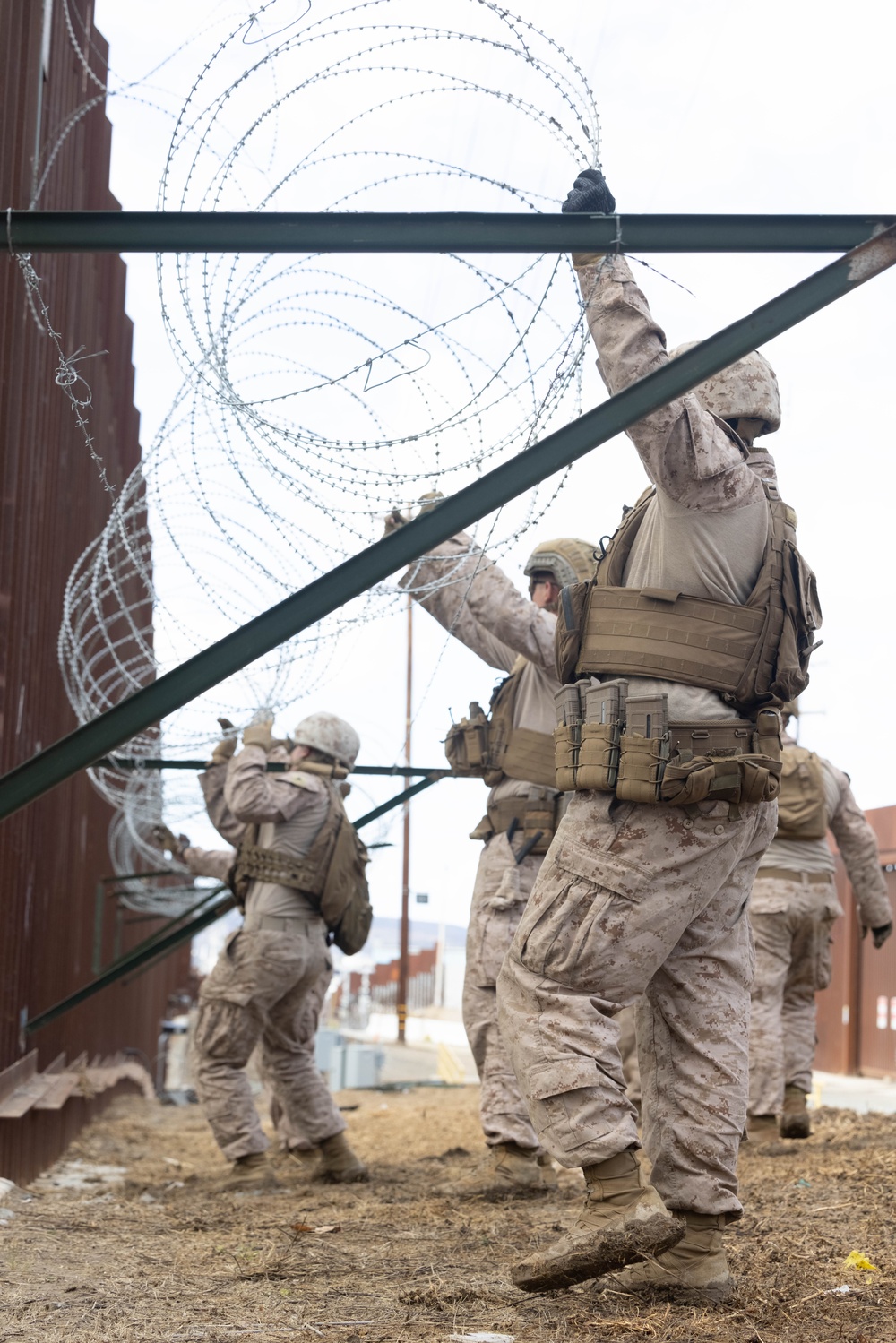 1st CEB Marines set up concertina wire to assist with border security mission