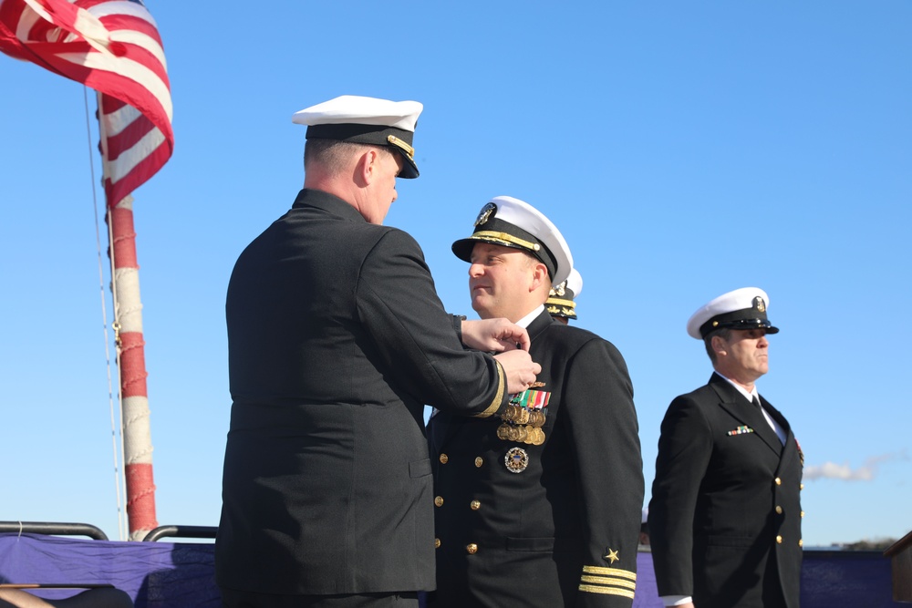 USS Dewey hosts a change of command ceremony in Yokosuka, Japan