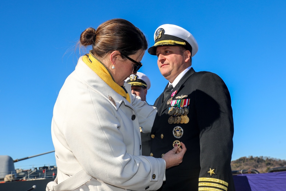 USS Dewey hosts a change of command ceremony in Yokosuka, Japan