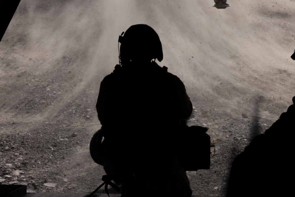 HMH-461 conducts aerial delivery and external lift training in SLTE 1-25