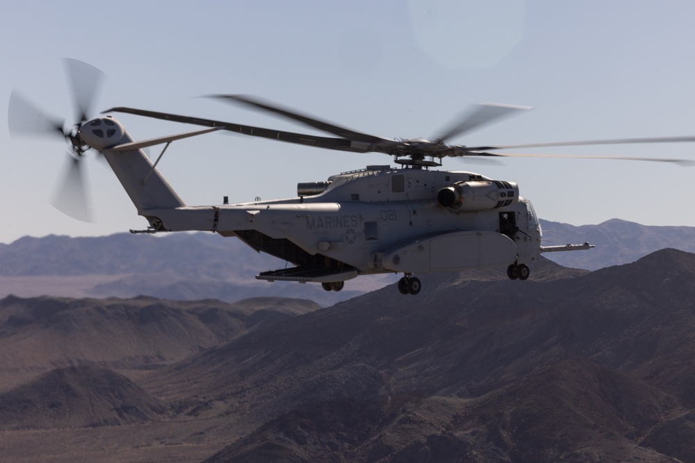 HMH-461 conducts aerial delivery and external lift training at SLTE 1-25