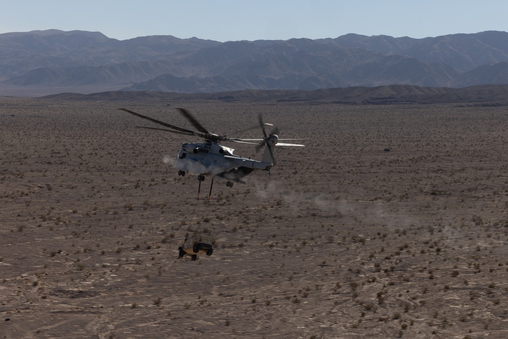 HMH-461 conducts aerial delivery and external lift training at SLTE 1-25