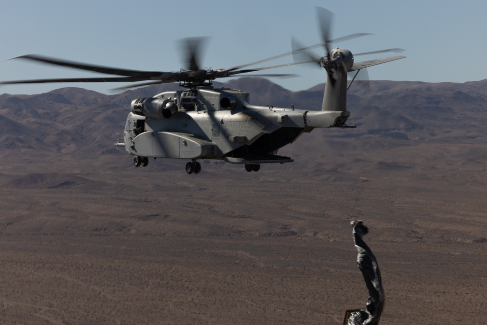 HMH-461 conducts aerial delivery and external lift training at SLTE 1-25