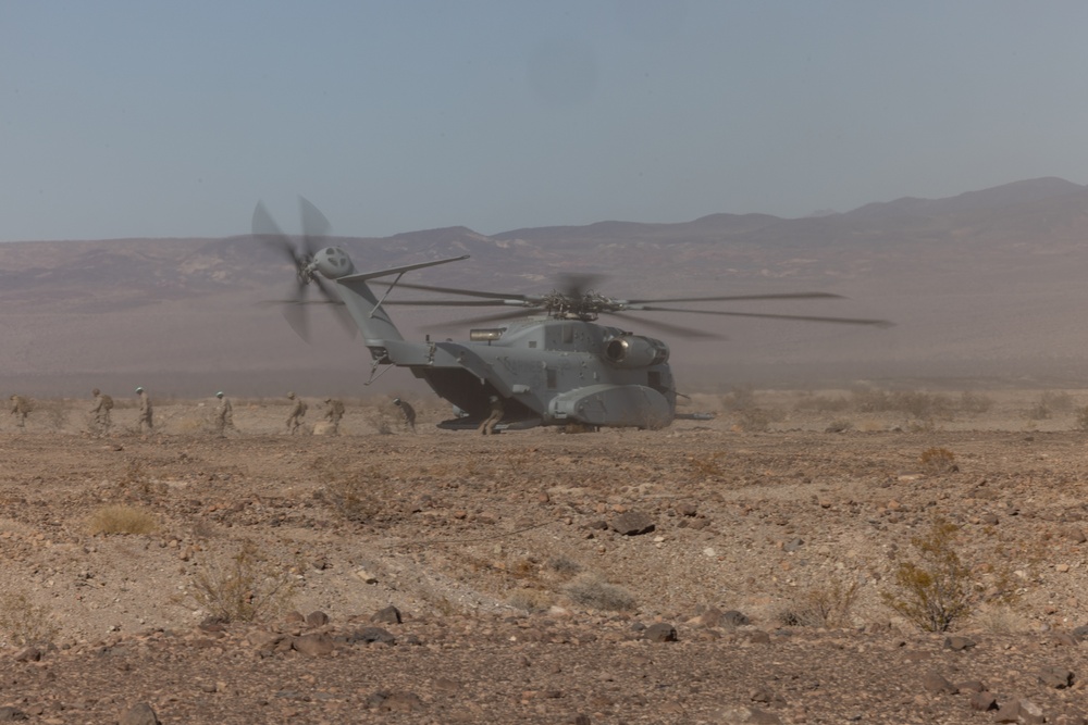 HMH-461 conducts aerial delivery and external lift training at SLTE 1-25